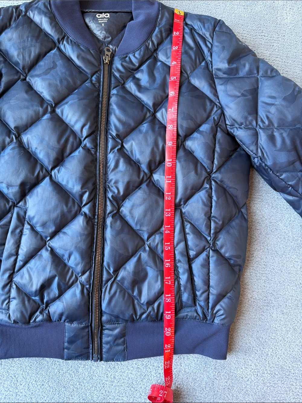 ALO Yoga Diamond-Quilted Navy Camo Bomber Jacket - Picture 7 of 8
